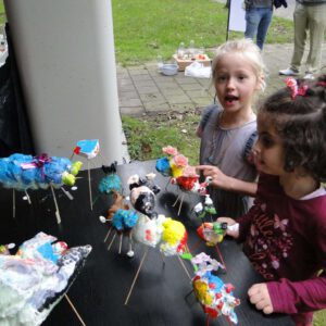 Bambini e modellini con materiale riciclato