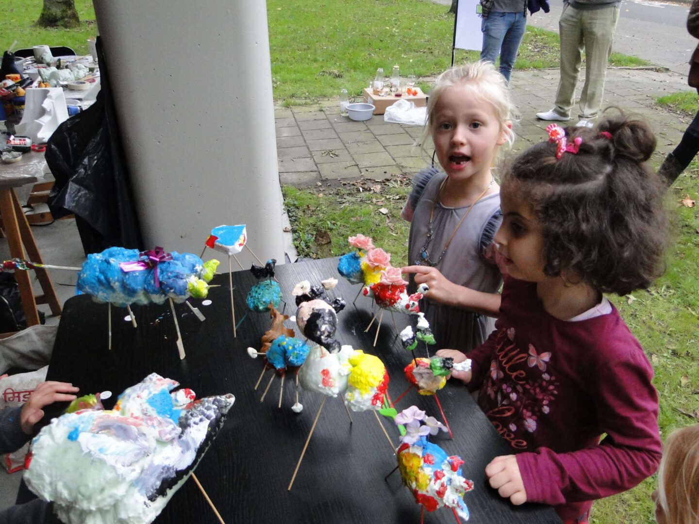 Bambini e modellini con materiale riciclato 
