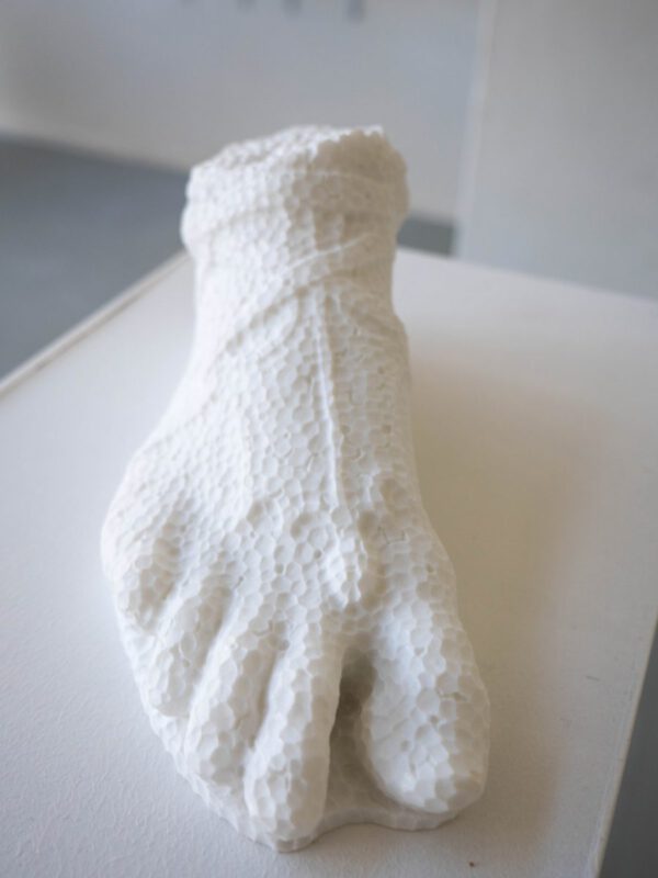 Affiliati Peducci Savini - Polystyreen voet in Carrara marmer - MATTER MATTERS! at Breed Art Studios
